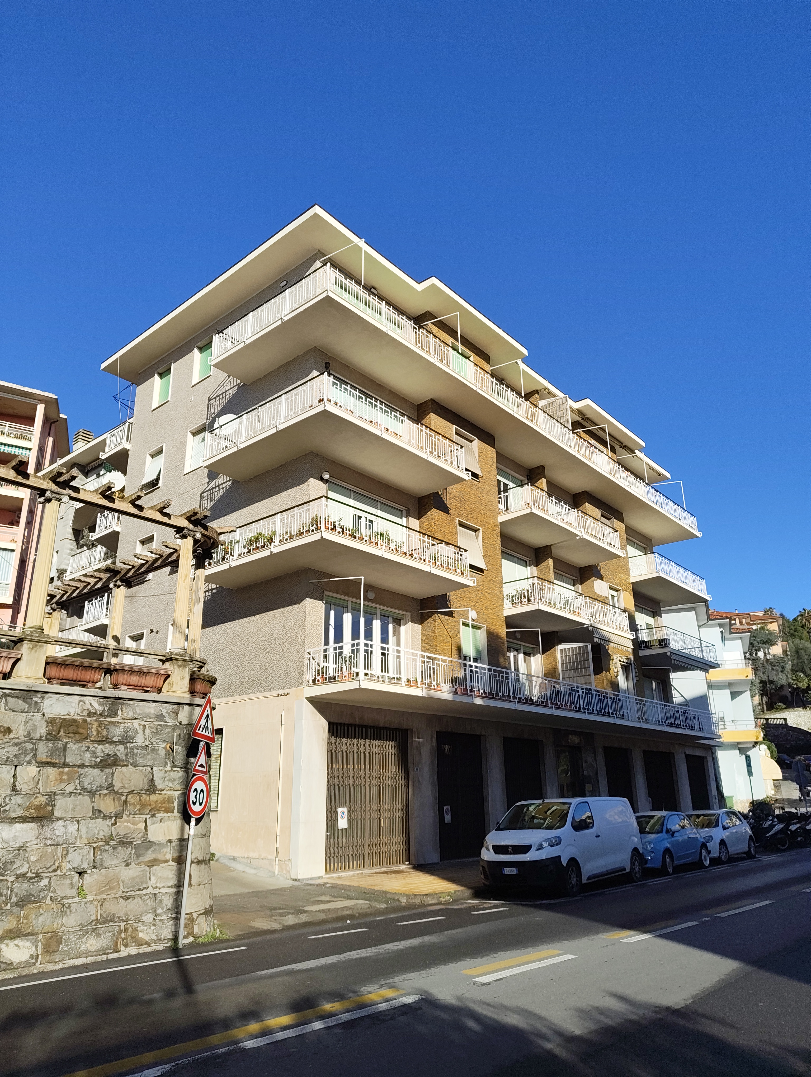 Imperia<br><span style="font-size:20px;">Via Matteotti, 105</span>